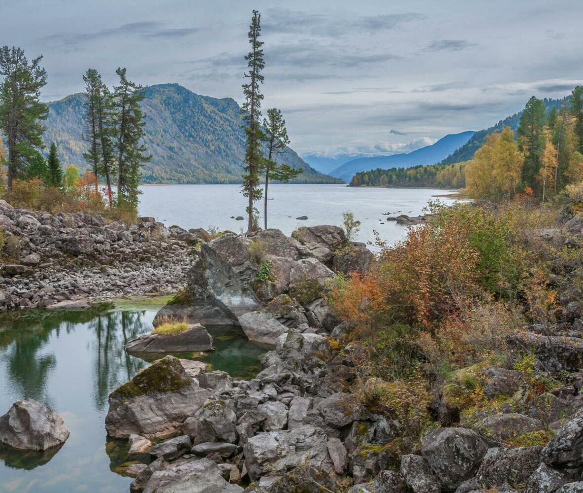 Breathtaking view of the Altai Mountains and crystal-clear alpine lakes in Siberia. Explore one of Russia’s most beautiful natural destinations with untouched landscapes and wild nature.